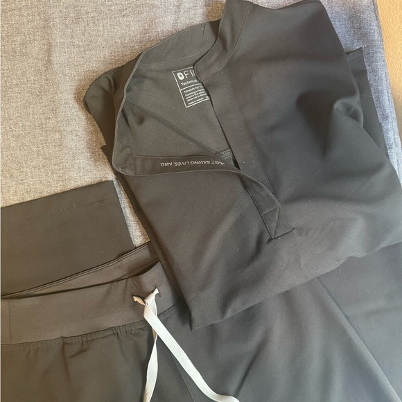 Rafaela Oversized Scrub Top & Livingston High-Waisted Basic Scrub Pants. Size S - Picture 1 of 3